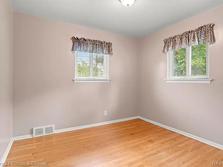 32624 Windsor St — Photo 8
