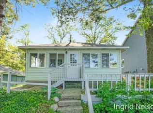 6931 Goldenrod Ave NE, Rockford, MI 49341
