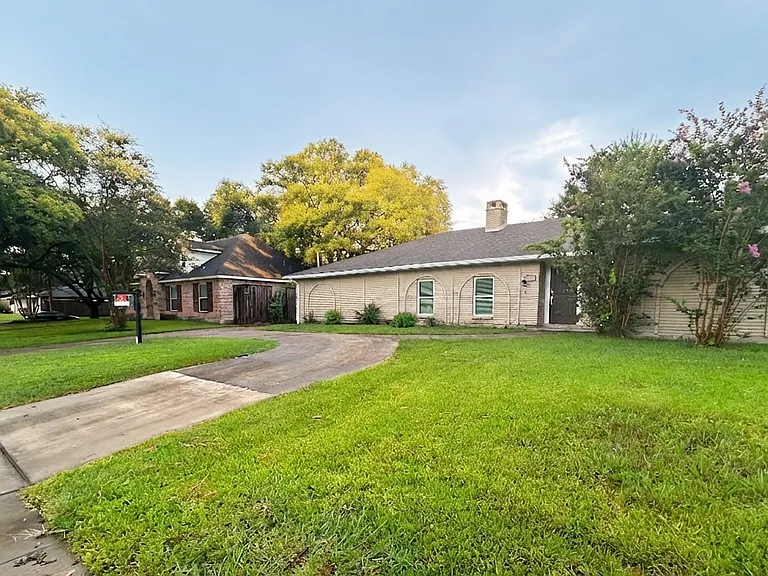 11007 Hillcroft Ave — Photo 2