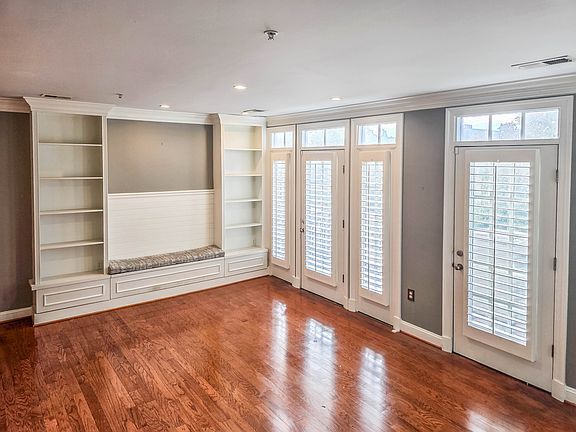 2nd image of 1023 N Royal St Unit 302