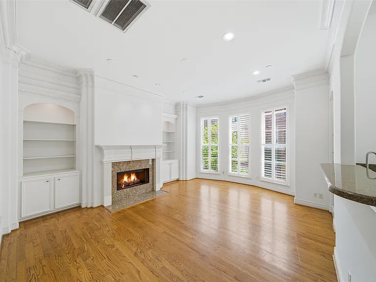1329 Hyde Park Blvd — Photo 9