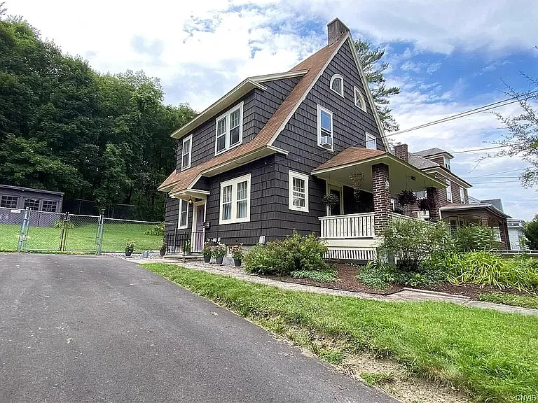 238 Greenwood Pl — Photo 1