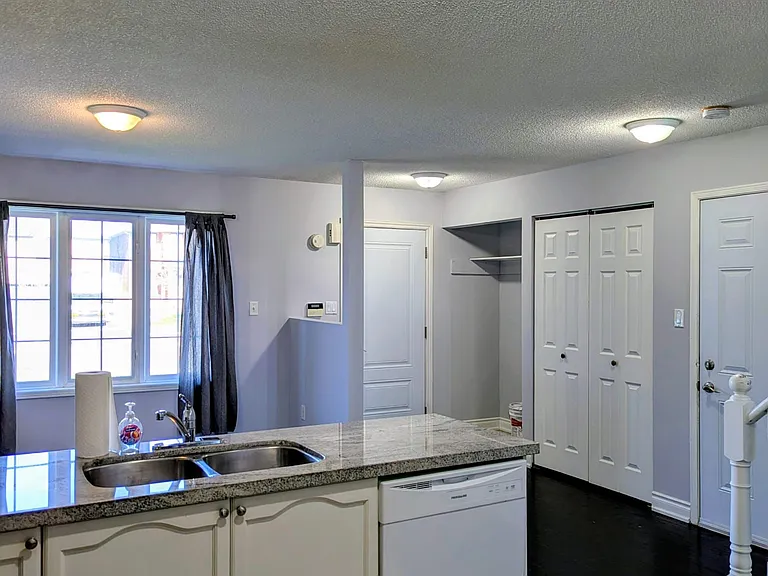 152 Madelaine Dr #UPPER — Photo 4