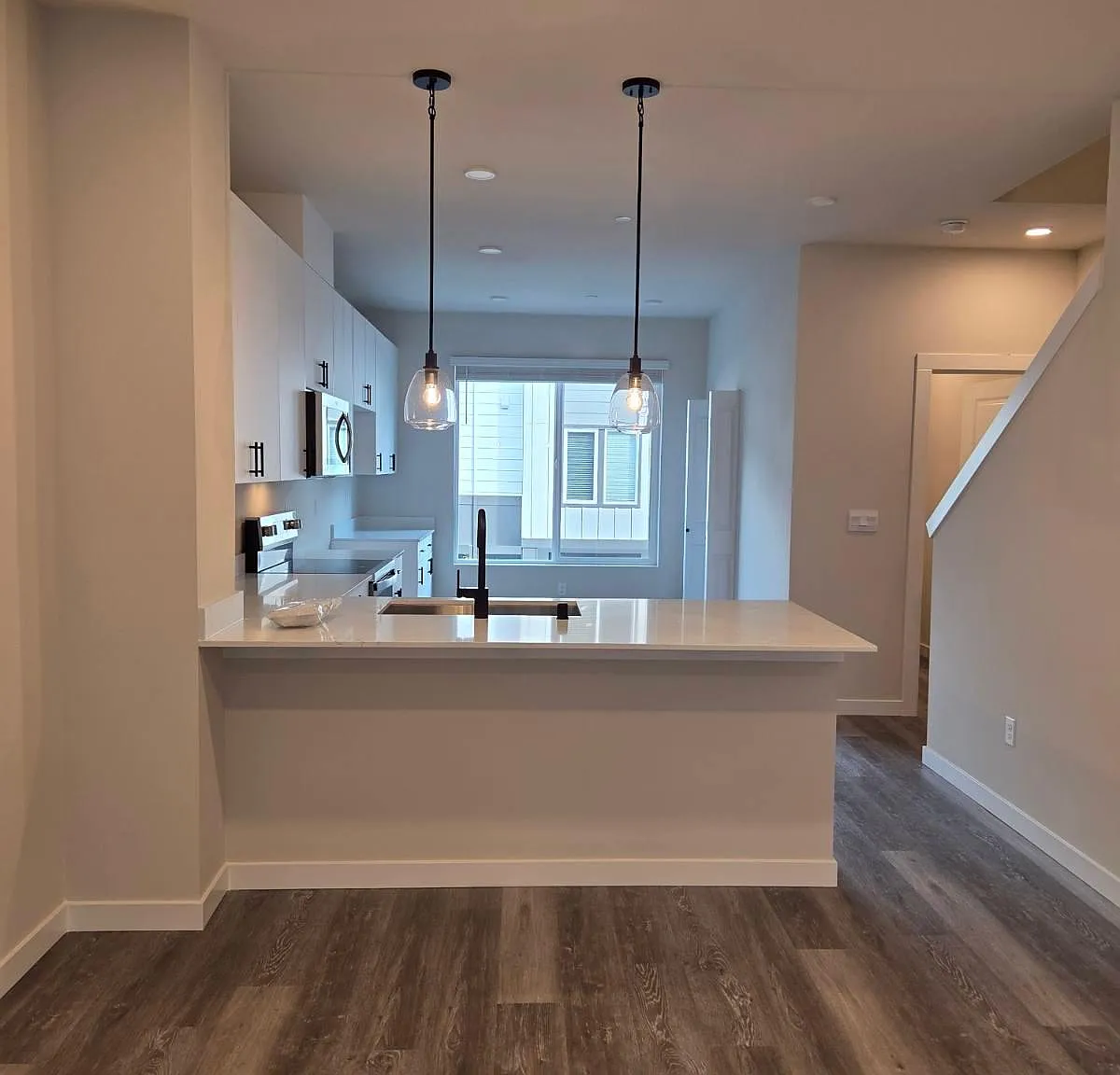 3 bed, 1653 sqft, $3,190 — Photo 3