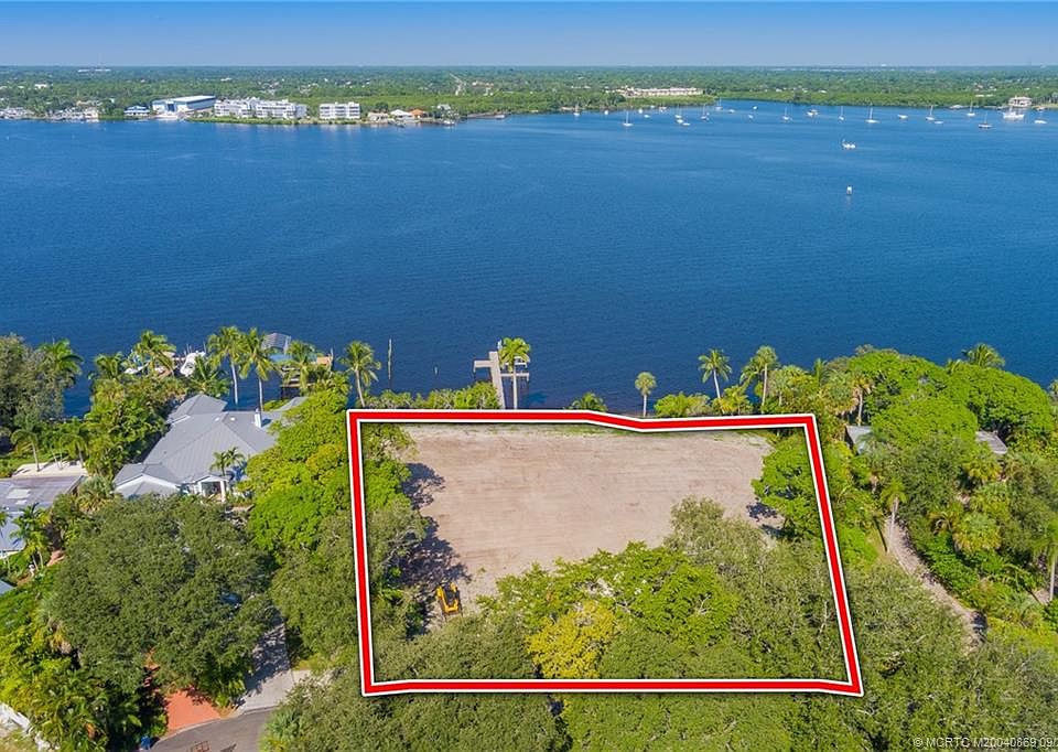 1st image of 518 SW North Riverpoint Dr