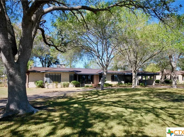 520 S Lavaca St, Moulton, TX 77975