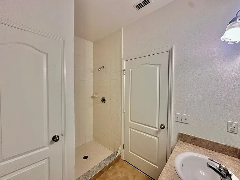 2926 SW 35th Pl #6 — Photo 9