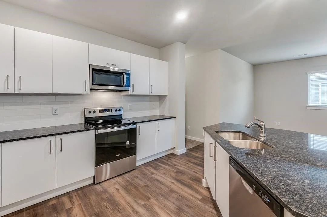 4 bed, 2.0 bath, 1570 sqft, $2,100 — Photo 4