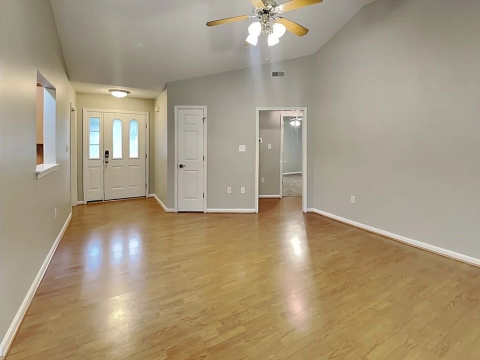 1st image of 320 Tamarack Dr