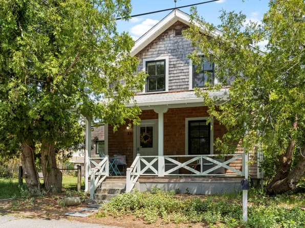 33 Summer St, Tisbury, MA 02568