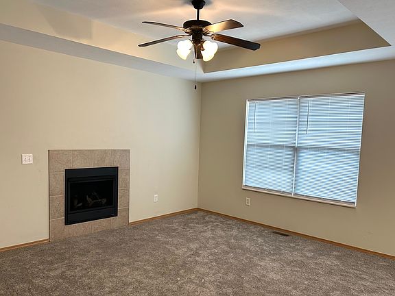 Living room w/gas log fireplace