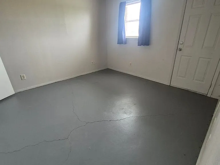 2 Bedroom & 3 Bedroom Apartments — Photo 6