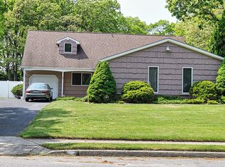 85 Loop Dr, Sayville, NY 11782
