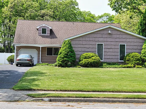 85 Loop Dr, Sayville, NY 11782