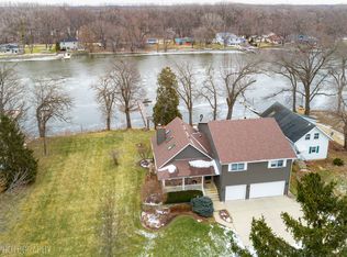 5 S Riverside Dr S, McHenry, IL 60050