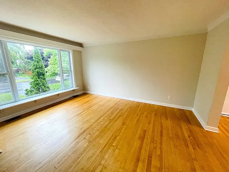 706 Hastings Ave — Photo 3