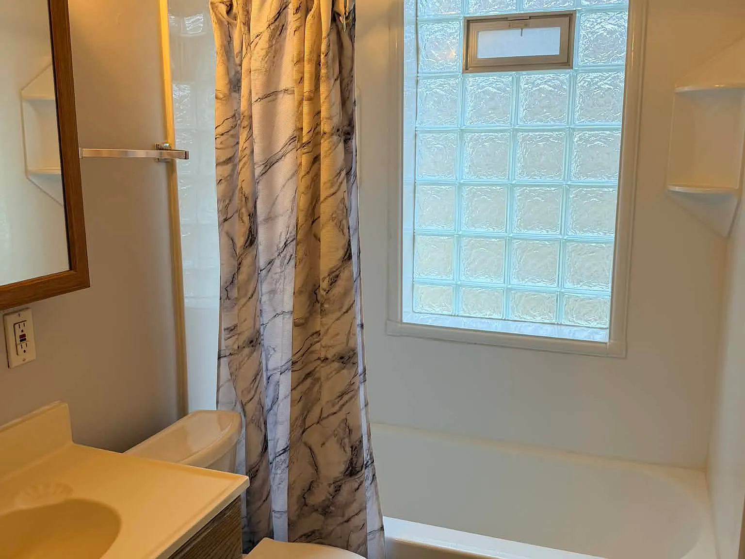 2 bed, 1000 sqft, $1,300 — Photo 3