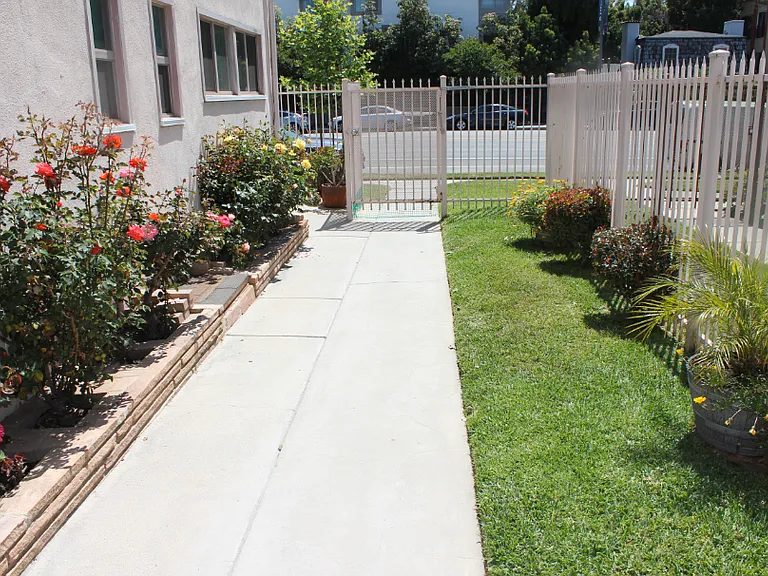 Laurel Canyon Blvd — Photo 11