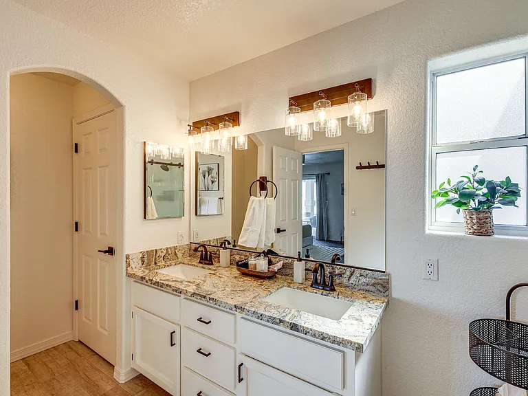 2811 Oakridge Dr — Photo 18