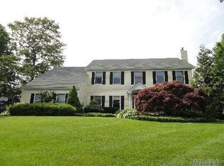 17 Dumplin Hill Ln, Huntington, NY 11743