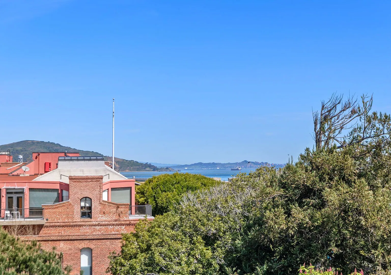 Renovated 2BR with Bay Views & In-Unit Laundry! — Photo 3