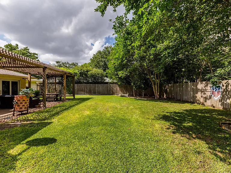 8323 Lorrie Dr — Photo 30