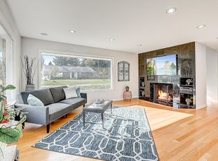 200 W Alta Loma Cir, Thiensville, WI 53092