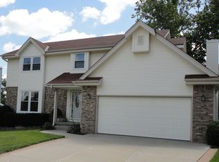 905 Elmhurst Dr, Papillion, NE 68046