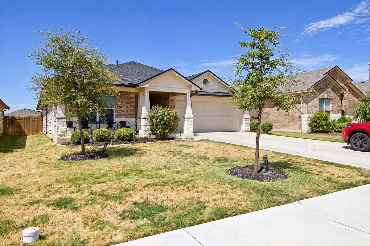4 bed, 2.0 bath, 2020 sqft, $2,000 — Photo 2