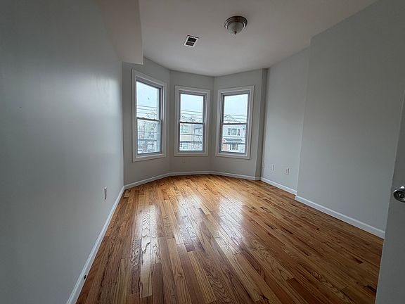 4th image of 141 Wilkinson Ave APT 2L