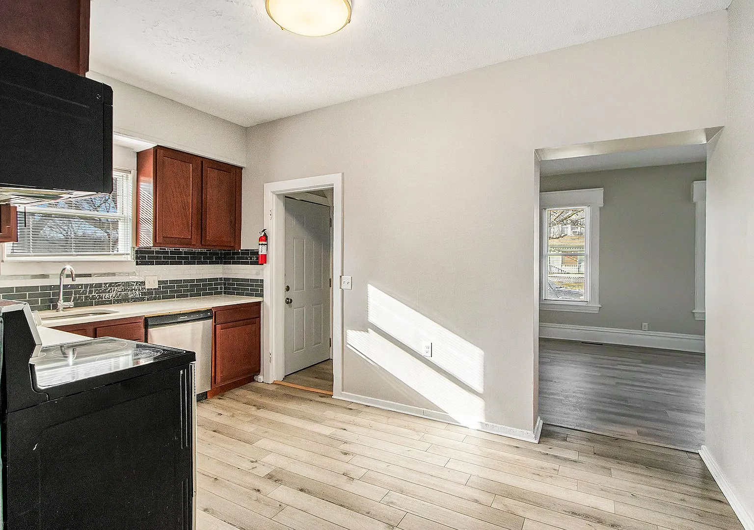 $898-Large, remodeled one bedroom apartment - ask about our Security Deposit Alternative! — Photo 2