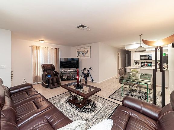 3rd image of 821/823 NE 7th Pl