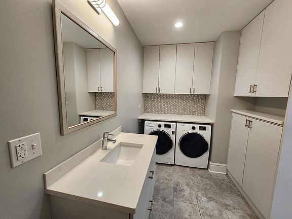5th image of 227 Washington Blvd APT 2N