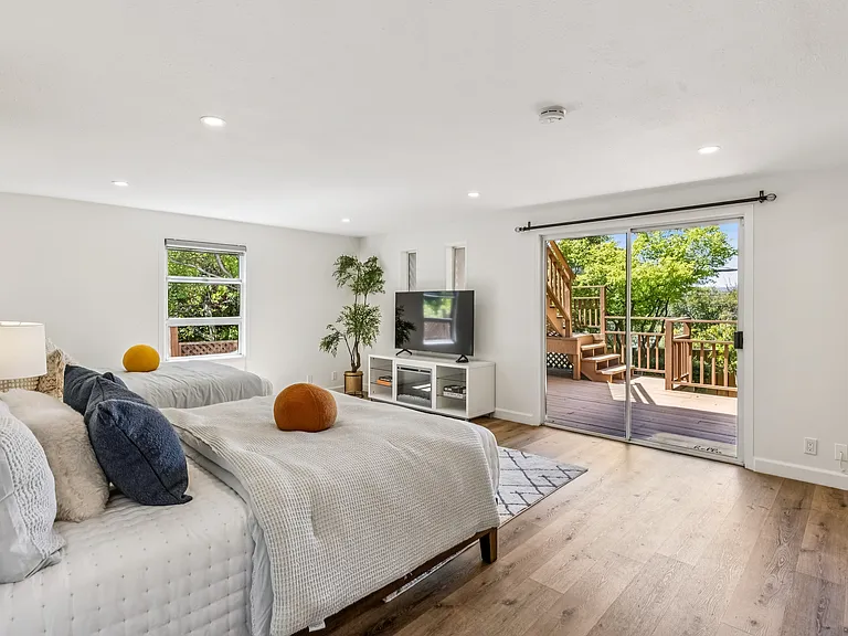 610 Hillcrest Blvd — Photo 52