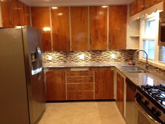 Updated kitchen w/ granite and tile, and under cabinet lighting
