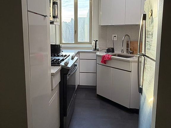 4th image of 521 E 14th St