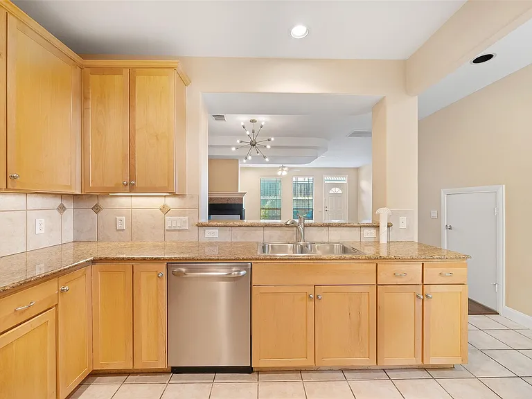 2406 Calumet St — Photo 21