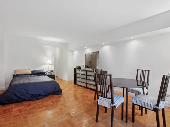 321 East 45th Street image 3 of 5