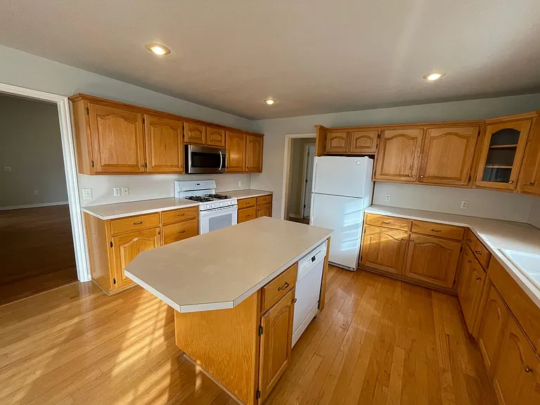 3666 Tara St — Photo 37