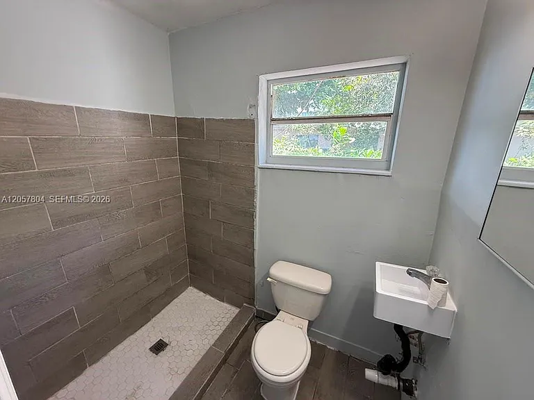 3129 SW 9th St #2 — Photo 5