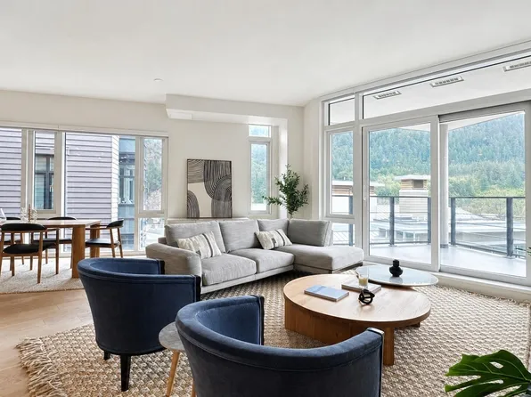 6687 Nelson Ave #501, West Vancouver, BC V7W 2B2