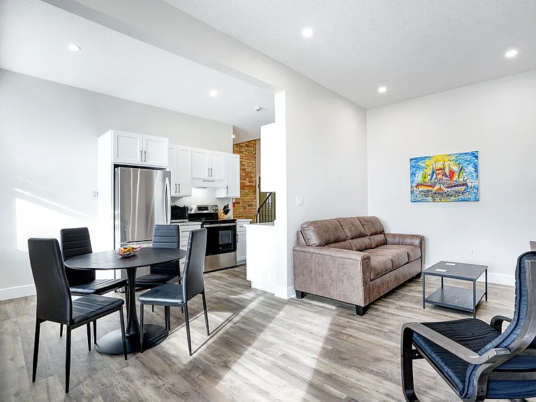 537 Talbot St — Photo 23