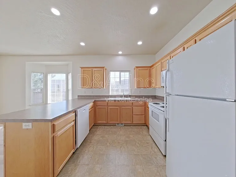 4373 Mackinaw Ave SE — Photo 8