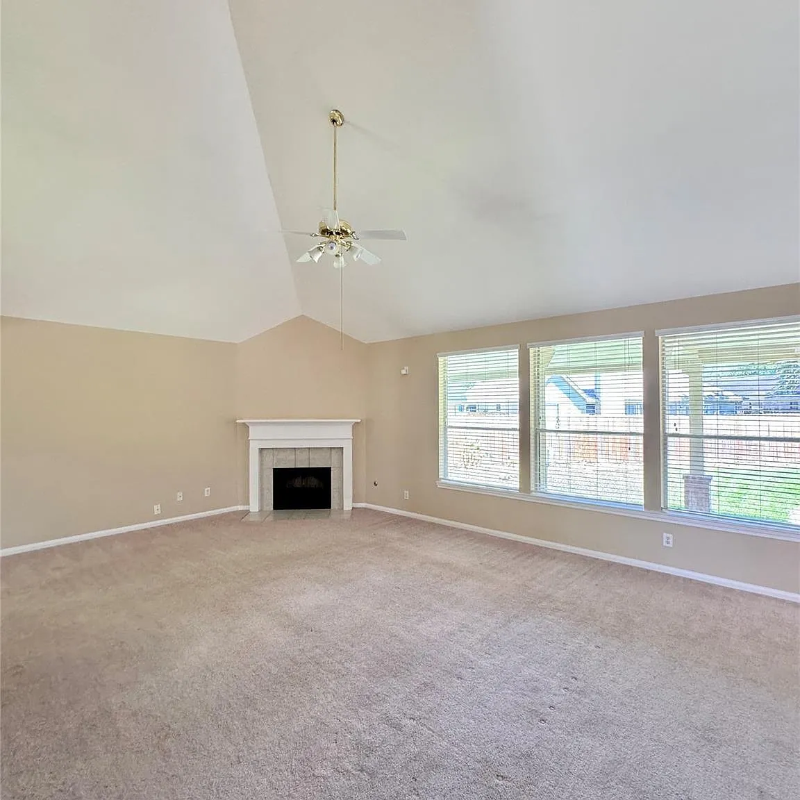 3 bed, 2.5 bath, 2308 sqft, $2,380 — Photo 4