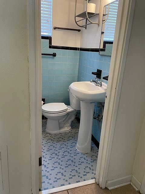 2nd image of 2809 Sydney St #2