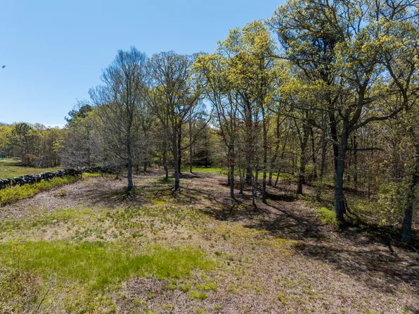 15 Menemsha Inn Rd, Chilmark, MA 02535