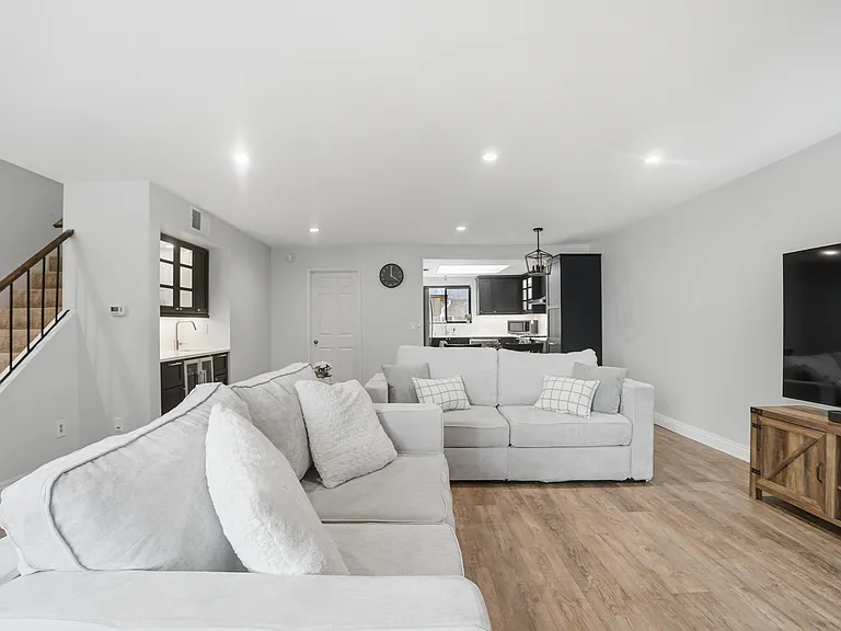 9960 Owensmouth Ave #21 — Photo 6