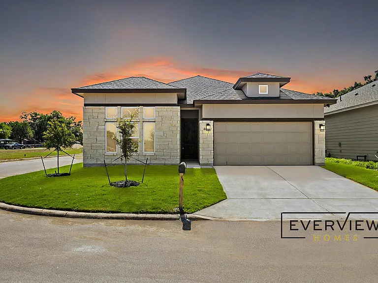 405 Park Cir — Photo 2