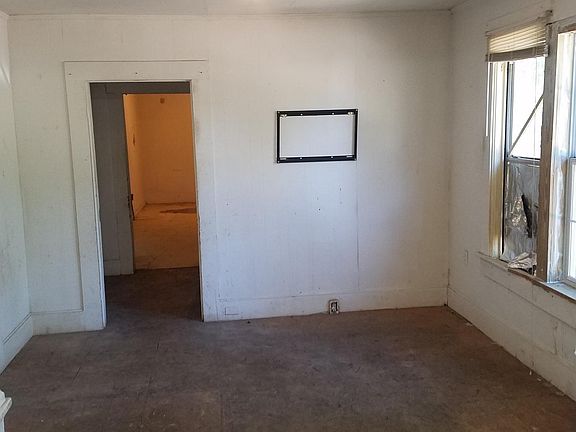 4th image of 5302 Broadway Ave