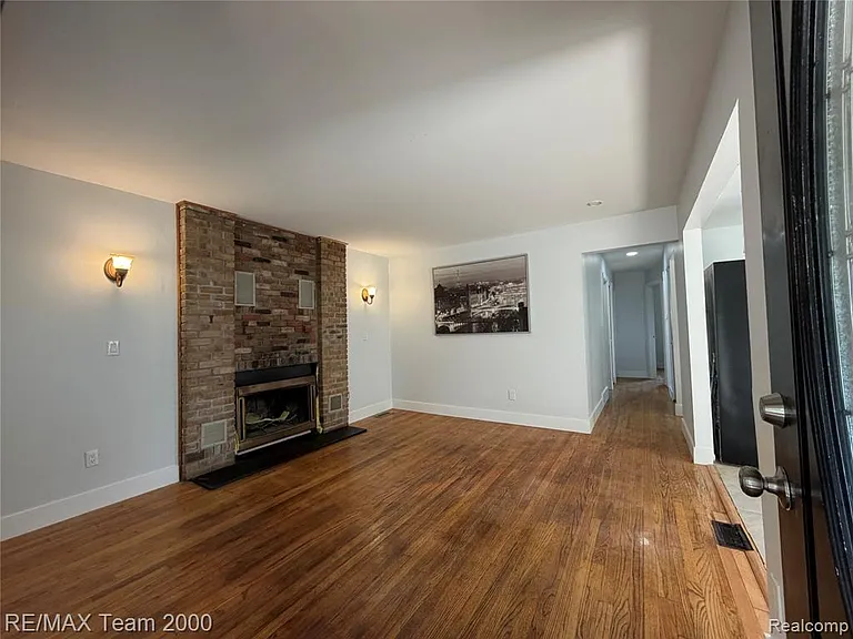 25647 Hanover St — Photo 9